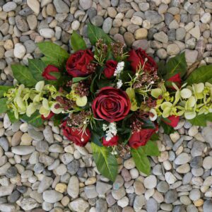 Bloemstuk 55cm rood met witte orchidee