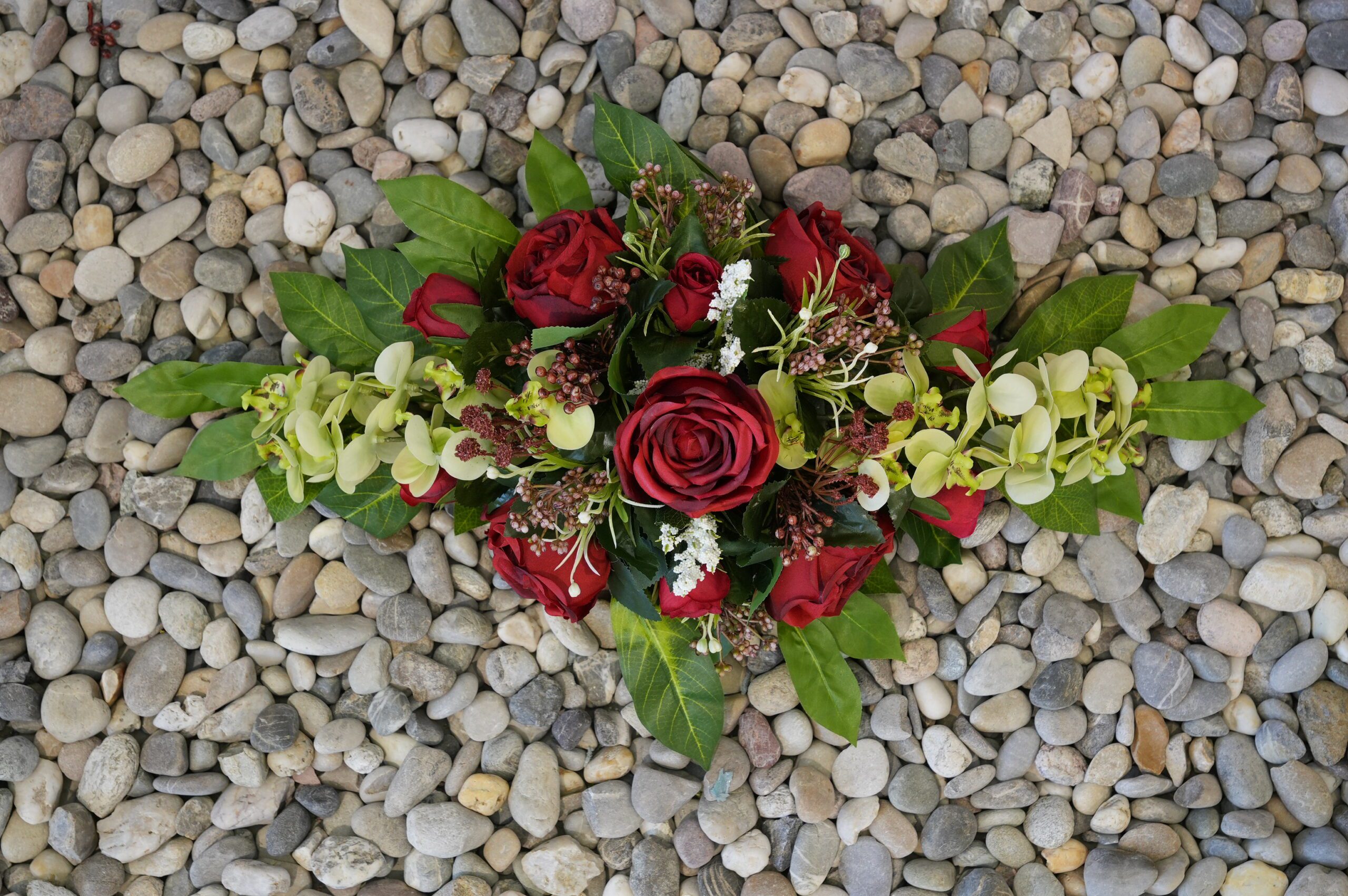 Bloemstuk 55cm rood met witte orchidee