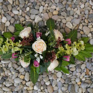 Bloemstuk 55cm roze/paars met orchidee