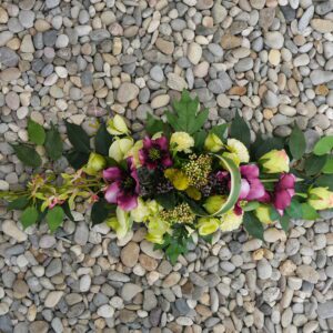 Bloemstuk wit/paars 75cm