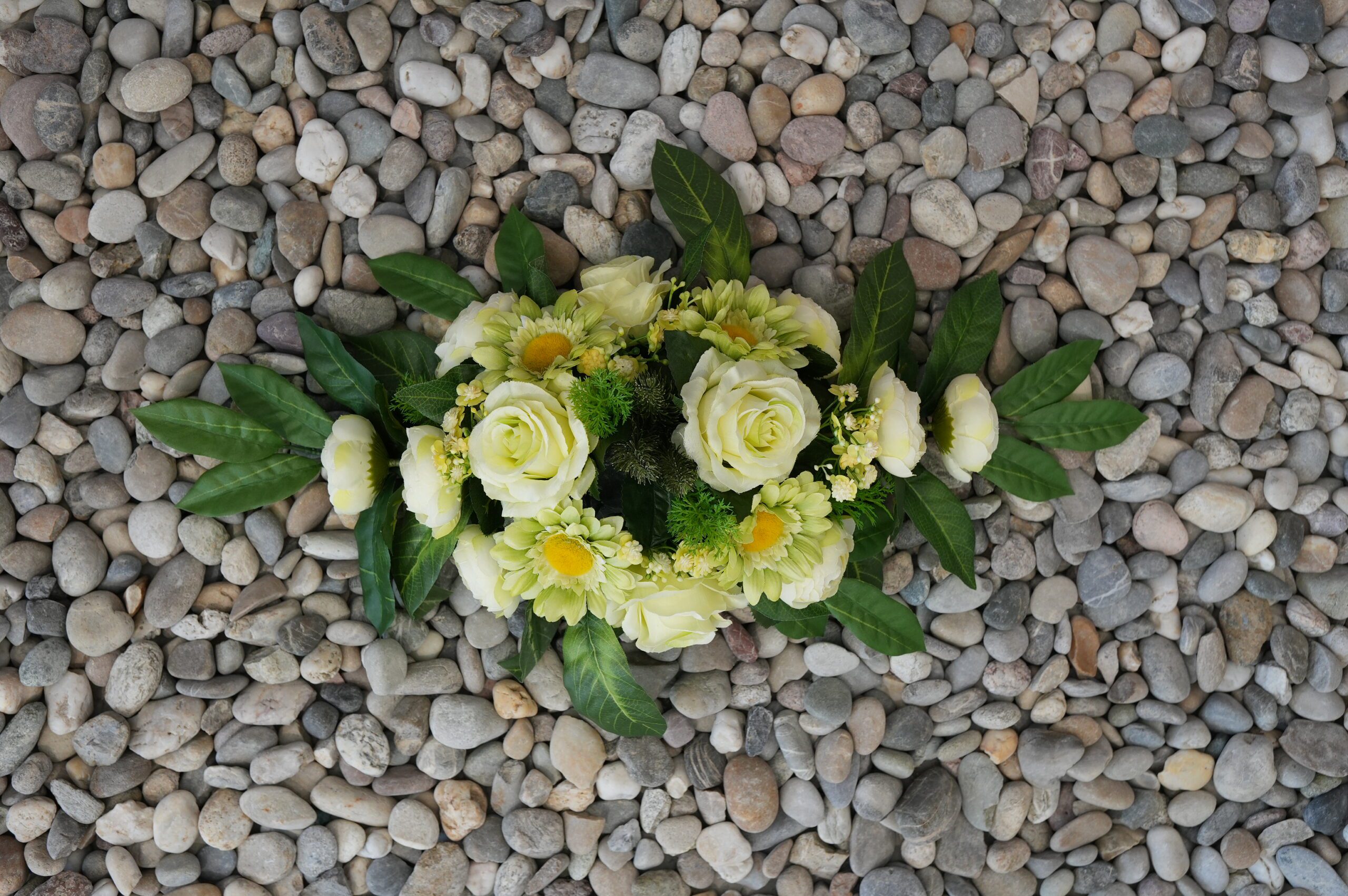Bloemstuk wit/groen 50cm