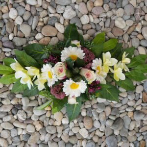 Bloemstuk wit/paars 50cm