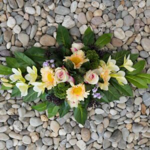 Bloemstuk wit/geel 50cm