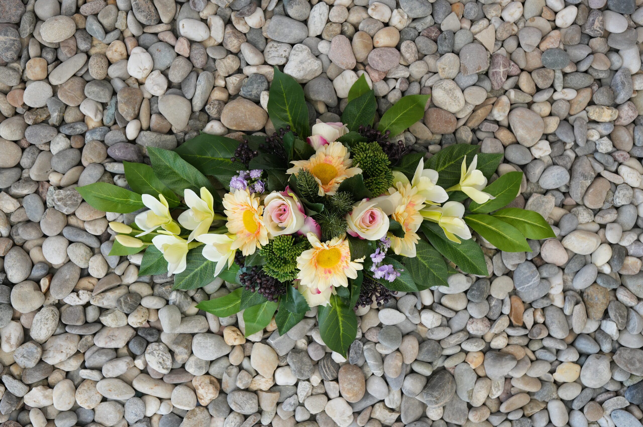 Bloemstuk wit/geel 50cm