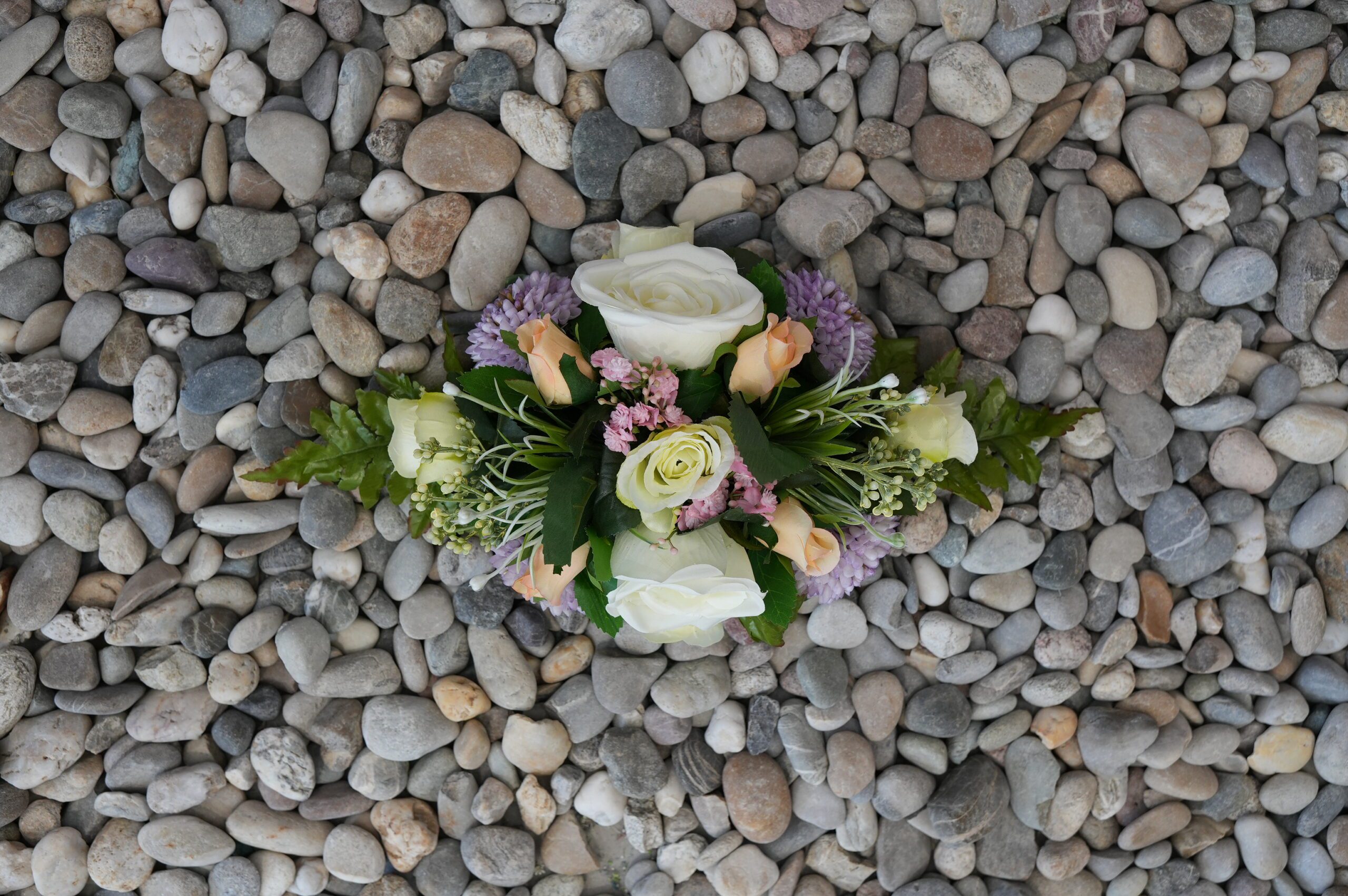 Bloemstuk wit/lila 35cm