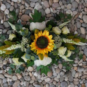 Bloemstuk wit met zonnebloem 55cm