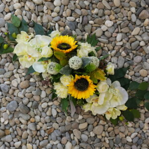 Bloemstuk wit met zonnebloem